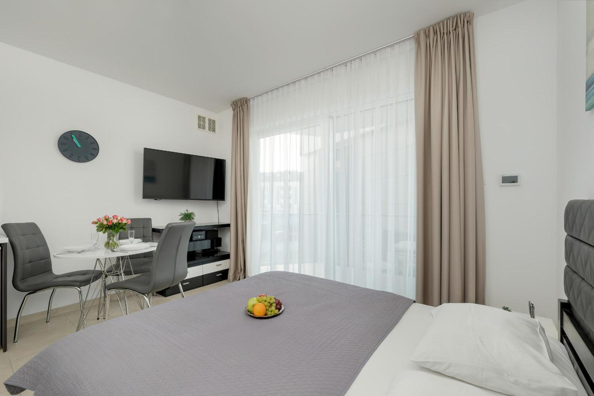 Flamingo With Balcony In Seaview By Rent Like Apartment