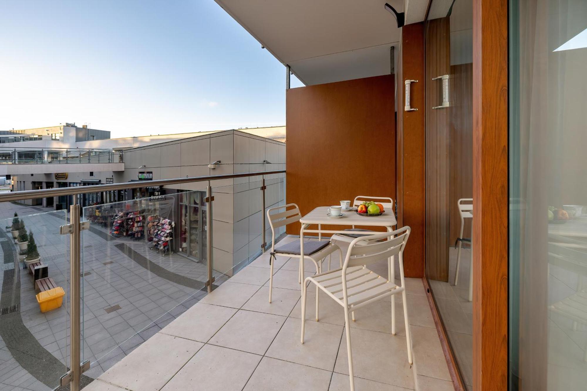 Apartment Flamingo With Balcony In Seaview By Rent Like *